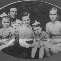 Alberts Caune ar mazbērniem Guntu, Pēteri, Astru un Sandu